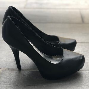 Black close-toed pumps